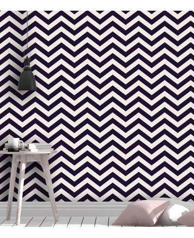 Papel de parede chevron em listras zigue zague com o fundo branco e listras em roxo