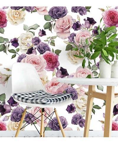 Papel de parede floral com fundo branco e flores em tons de rosa e roxo