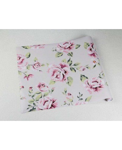 Papel de parede florais em fundo rosa claro e desenhos em amarelo, verde e rosa