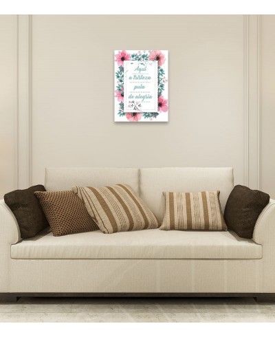 Pôster escrito "Aqui a tristeza pula de alegria"