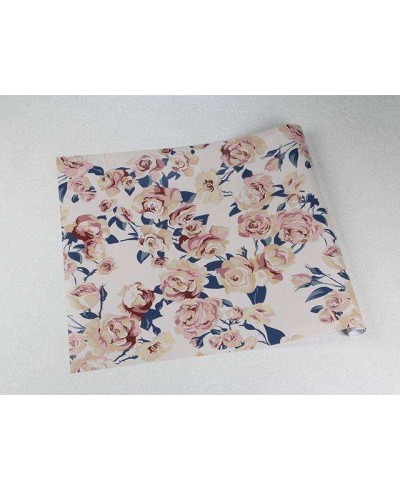 Papel de parede romântico em fundo rosa e flores em tons rosa, azul, cinza e amarelo