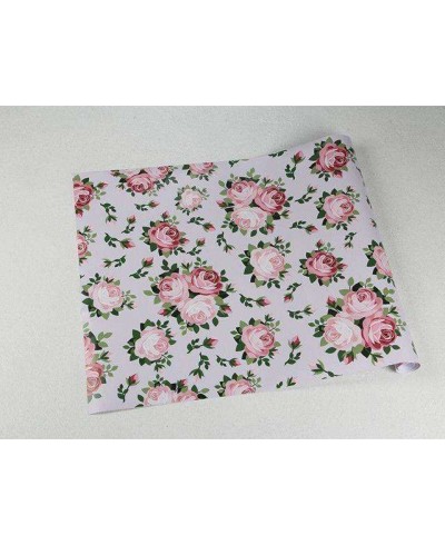 Papel de parede rama de flores na cores rosa e verde com fundo cinza