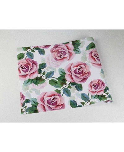 Papel de parede floral outonal rosa e verde e fundo branco