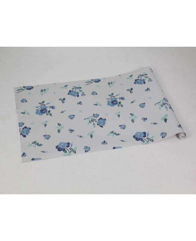 Papel de parede floral com fundo cinza claro, flores e galhos na cor azul e folhas em tons de verde - Encanto 15