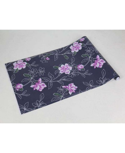 Papel de parede com flores em tons roxos, fundo preto e folhagem verde musgo e branco - Luxury 09