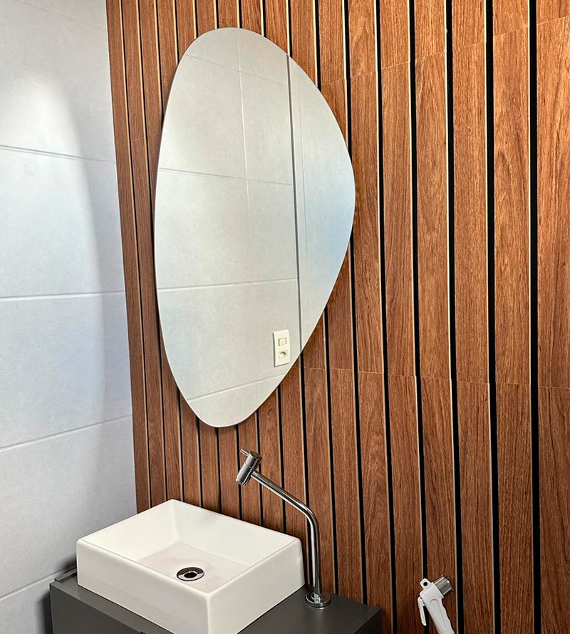 Espelho Orgânico Decorativo com LED 85x55cm