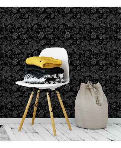 Papel de parede com fundo preto e desenhos na cor cinza - Floral 39