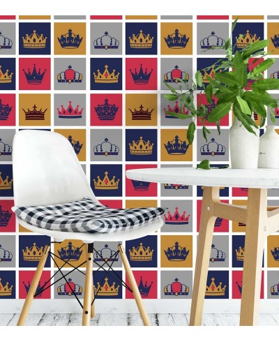 Papel de Parede Coroas em ladrilhos com detalhes em branco coroas reis e rainhas