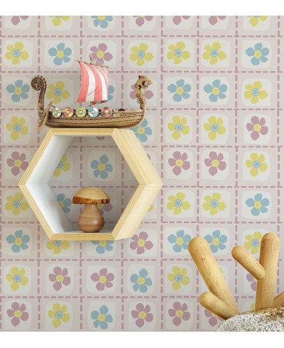 Papel de parede com fundo rosa claro, com quadrados em brancos flores nos tons de azul, amaredelo e pink - Infantil144