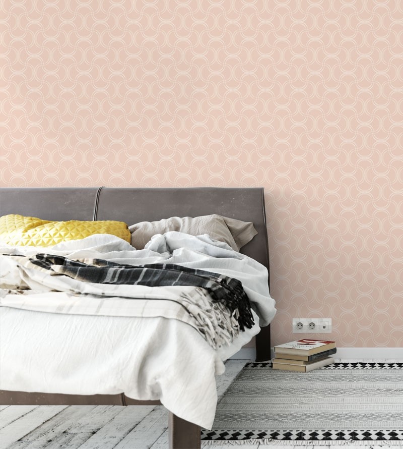 Papel de parede com fundo salmão com detalhes em arabescos brancos