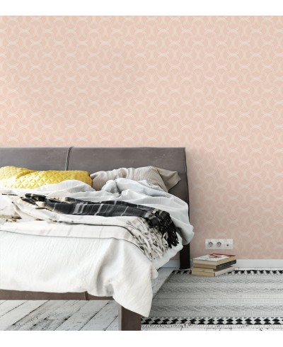 Papel de parede com fundo salmão com detalhes em arabescos brancos