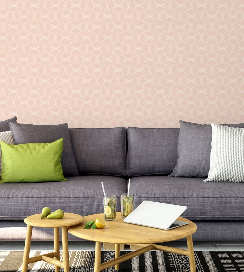 Papel de parede com fundo salmão com detalhes em arabescos brancos