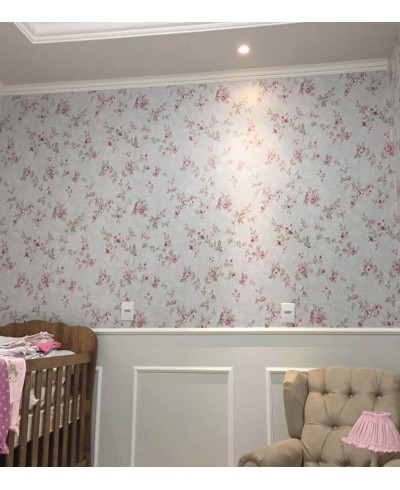 Papel de parede com tons de verde e detalhes em rosa