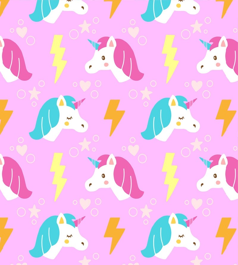 Papel de Parede Infantil Modelo Unicórnios Com fundo em rosa e detalhes multicoloridos